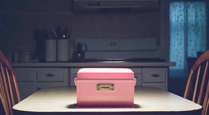 I Unpacked My Daughterโs Lunchbox and Found a Note Saying โIf Youโre Reading This, Itโs Too Lateโ