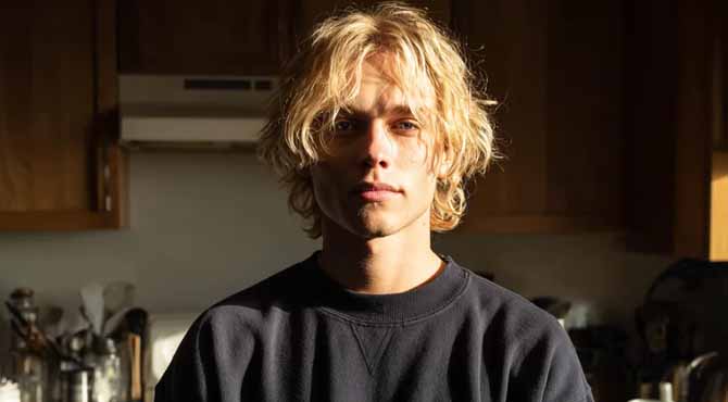 My Mom Abandoned Me with My Dad – 22 Years Later She Showed Up on Our Doorstep and Handed Me an Envelope