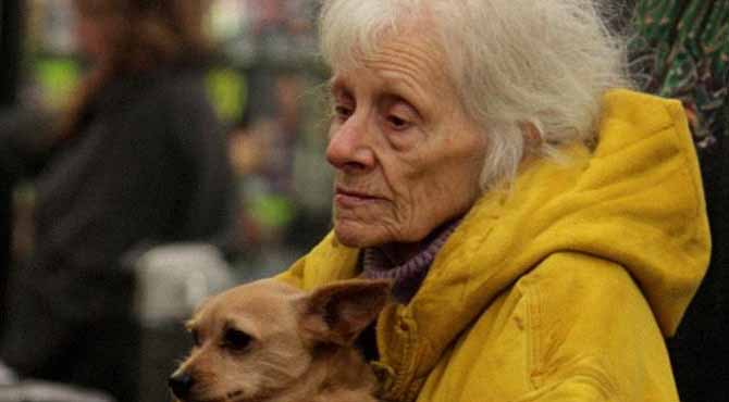 I Gave a Grocery Gift Card to a Poor Old Lady – the Next Day, Three Limousines Pulled Up to My Porch