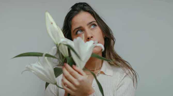 My Husband Started Bringing Home Flowers Every Friday โ One Day I Found a Note in the Bouquet and Followed Him After Work