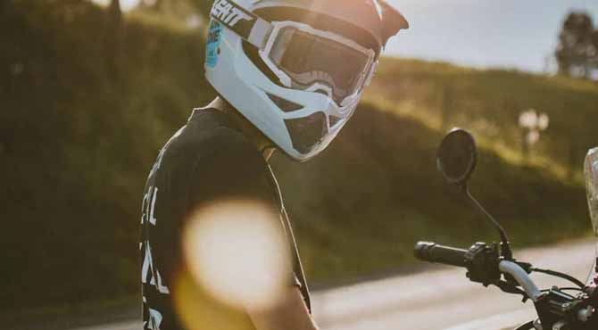 Teen Girl Snuck Out of the House Every Night, so Her Single Father Followed Her – He Broke Down in Tears Upon Finding Out the Reason