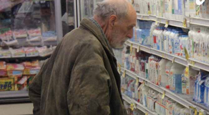 I Bought Food for a Poor Old Man โ But a Few Months After He Died, A Dusty Box Heโd Owned Arrived for Me