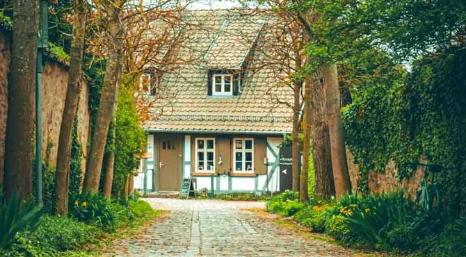 My Sister Kicked Me Out of Grandma’s House, Which She Inherited – But She Had No Idea About Grandma’s Secret