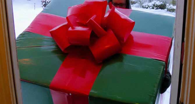 I Let a Mother and Her Baby Stay in My House Two Days Before Christmas โ on Christmas Morning, a Box Arrived with My Name on It