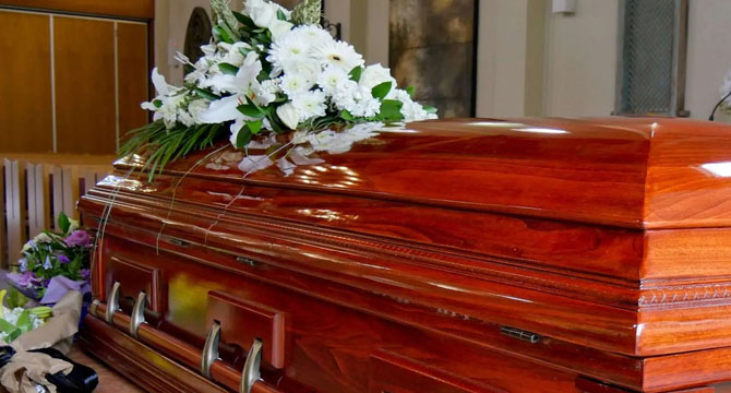 At My Husbandโs Funeral, I Opened His Casket to Place a Flower โ and Found a Crumpled Note Tucked Under His Hands