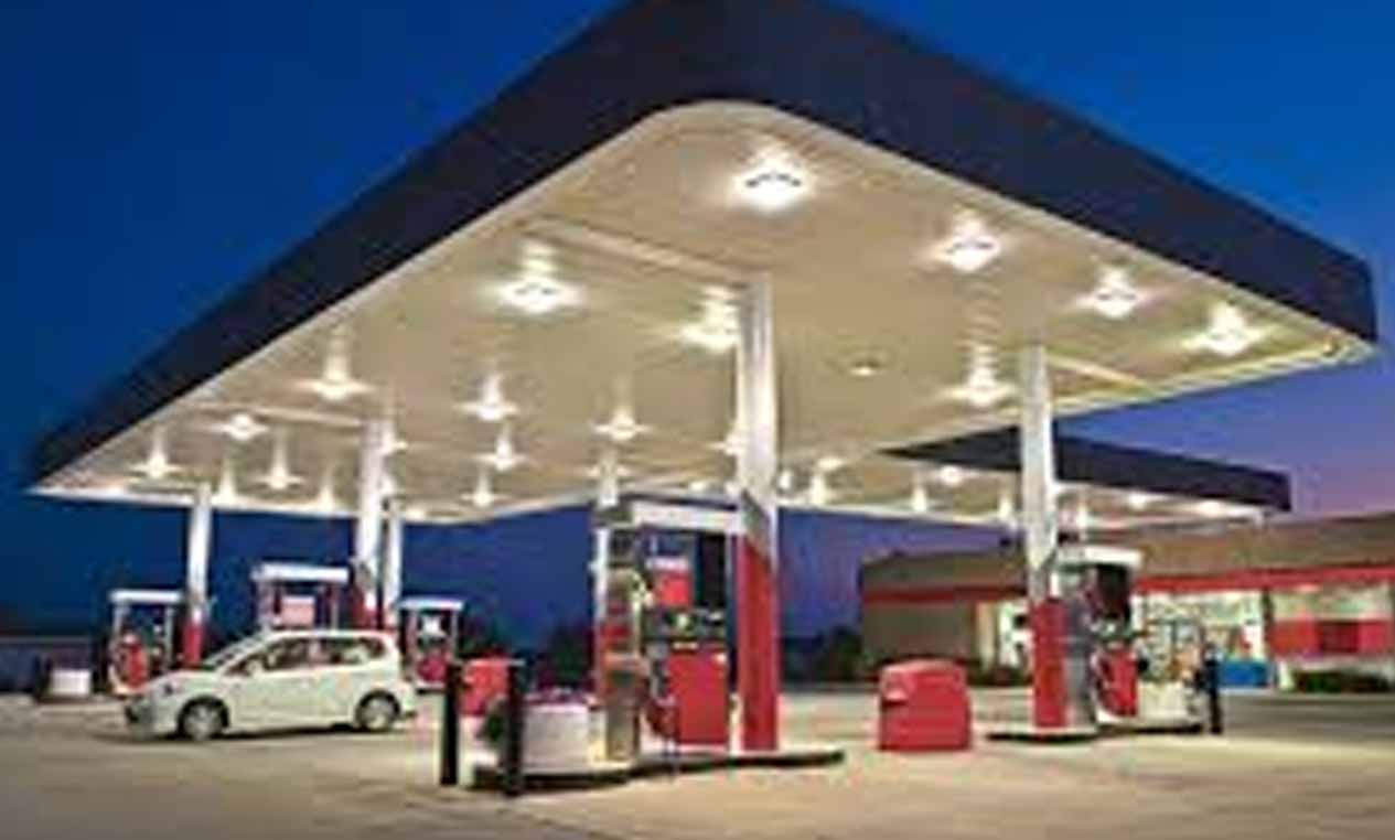 I Took in an Old Man I Found in a Bathrobe at a Gas Station – His Kids Were Shocked by His Last Will