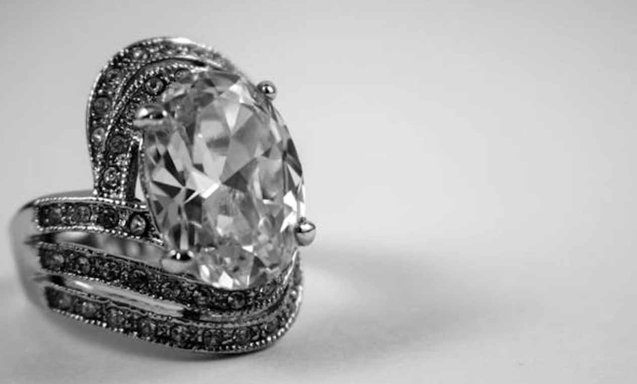 I Found a Diamond Ring in a Washing Machine I Bought at a Thrift Store – Returning It Led to 10 Police Cars Outside My House