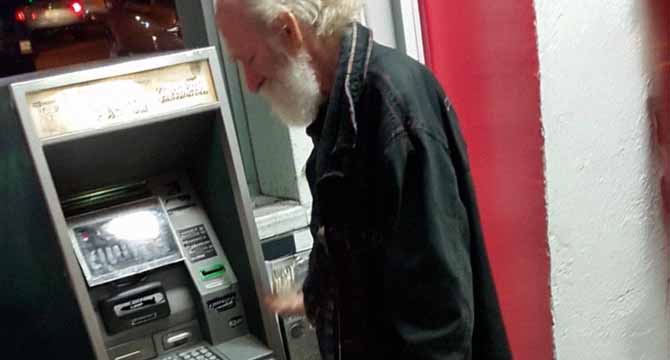I Helped an Old Man at the ATM — What Happened After Felt Unreal