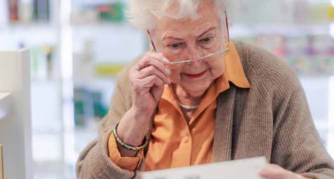 I Helped an Elderly Woman Pay for Her Medication – the Next Day, a Police Officer Showed Up and Asked for My Manager