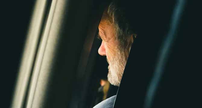 Business Class Passenger Mocked Me For Looking โHomelessโ โ By The Time We Landed, The Entire Cabin Gave Me A Standing Ovation