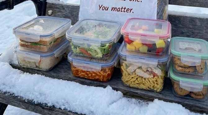 Poor Single Dad of 3 Left Blankets and Food on a Bench for the Homeless โ A Month Later, a Lawyer Showed up on His Porch