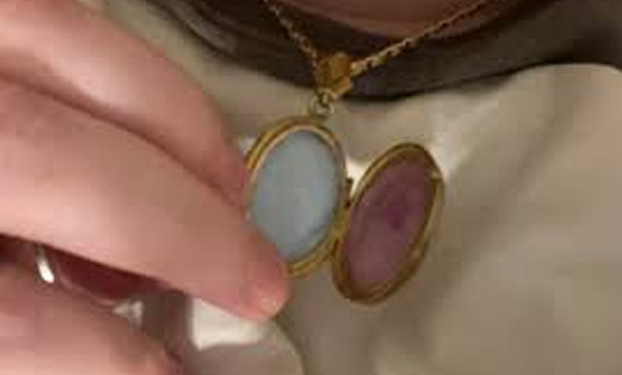 I Opened My Late Momโs Locket That Was Glued Shut for 15 Years โ What She Was Hiding Inside Left Me Breathless
