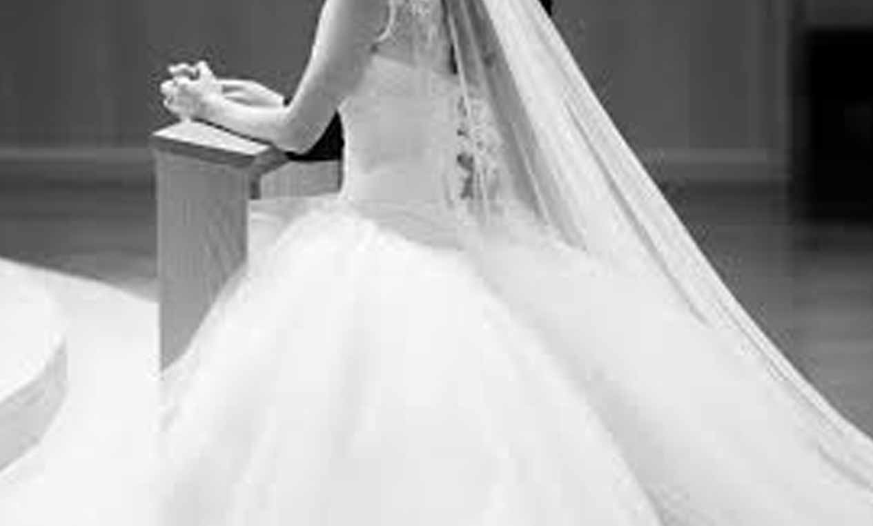 Forty-Five Minutes Before Our Wedding, My Future MIL โAccidentallyโ Tripped and Smeared Gum in My Hair โ She Laughed Until My Fiancรฉ Stepped In