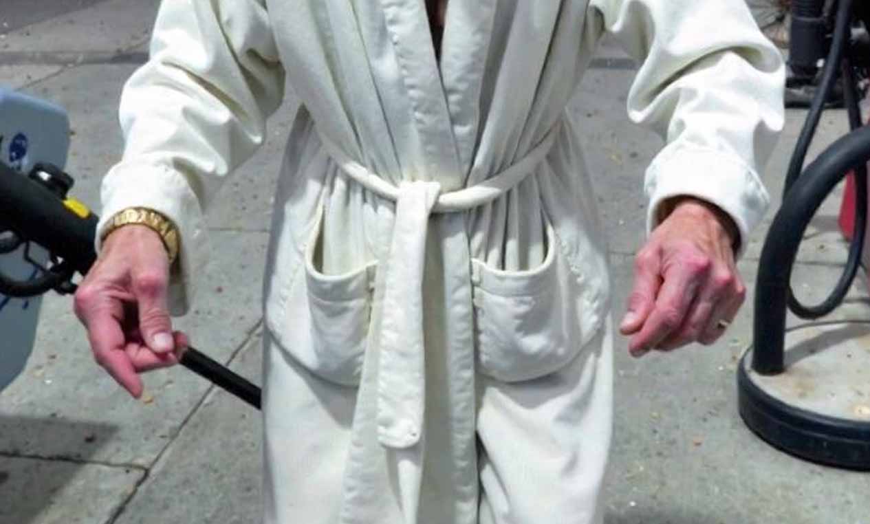 I Took in an Old Man I Found in a Bathrobe at a Gas Station โ His Kids Were Shocked by His Last Will