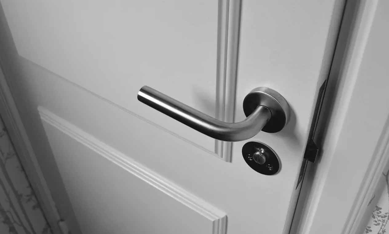 I Married a Single Mom with Two Daughters – A Week Later, the Girls Invited Me to Visit Their Dad in the Basement