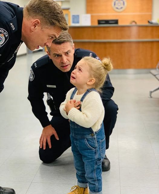 A Little Girl Went To A Police Station To Confess A Serious Crime, But What She Said Left The Officer Completely Shocked.