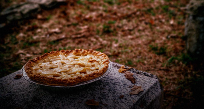 Old Woman Brought Son’s Favorite Pastry to His Grave & Found Note Saying ‘Thank You’ upon Her Return – Story of the Day