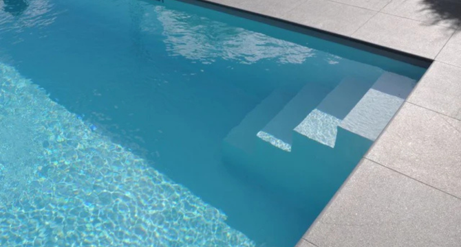 My Groom Pushed Me Into the Pool During Our Wedding Reception and Started Laughing – He Didn’t Expect What I Did Next