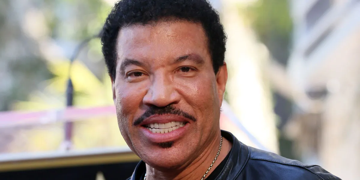 Lionel Richie, 77, Rushed to Hospital Mid-Concert After Pausing His Performance — Fans React