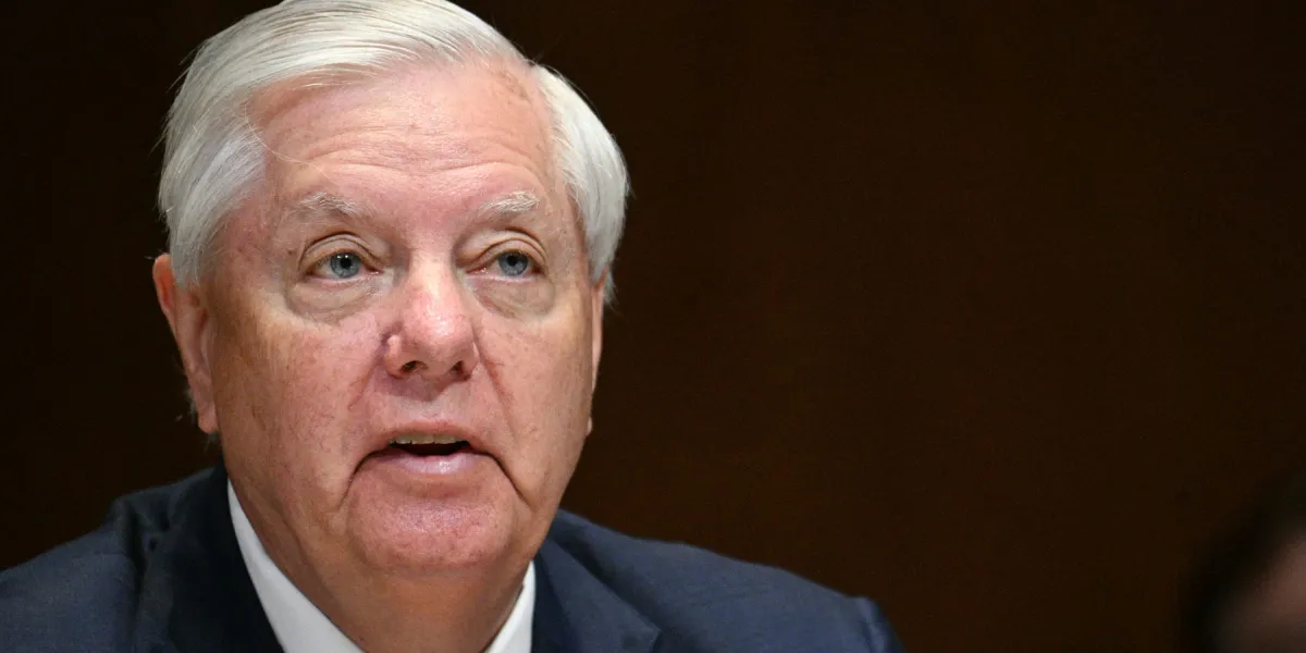 Lindsey Graham, 71, Dies After Sudden Illness — Images Taken Outside His Home Spark Debate — Photos
